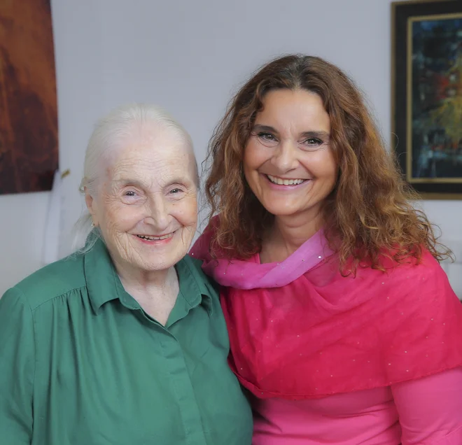 Neža in Eva Škofič Maurer &ndash; &raquo;Pod sliko napišite, da sva mladi, lepi in bogati ter da zbirava ženitne ponudbe,&laquo; se je med fotografiranjem šalila Neža, medtem ko jo je hči med poziranjem poskušala nasmejati s prepevanjem pesmi Miša Kovača, ki ga Neža še vedno obožuje. &raquo;V mlajših letih so me zaradi tega prav obsojali&nbsp;... A če bi ga takrat srečala v živo, bi verjetno kar zbežala,&laquo; odvrne. FOTO: Jože Suhadolnik