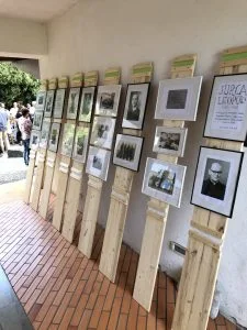 Slovesnost v Kosoveljah je bila posvečena odkritju spominske plošče Leopoldu in njegovemu očetu Karlu Jurca na rodbinski hiši, ki je danes last družine Tomaža Bekša. Foto spletna stran Vipavska.info<br />