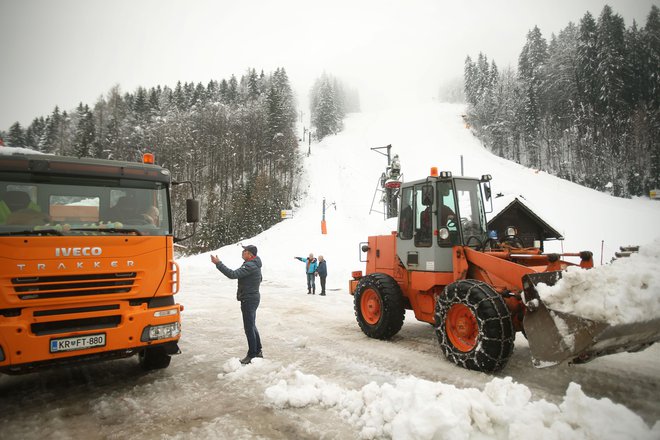 Skoraj 90 odstotkov smučišč v Alpah že uporablja naprave za zasneževanje. FOTO: Jure Eržen<br />
 