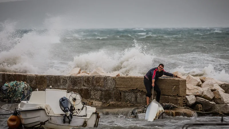 Fotografija: Hudo neurje z močnim vetrom, visokimi valovi in poplavami je povzročalo težave tudi ob hrvaški obali.
Foto Zvonimir Barišin/Cropix