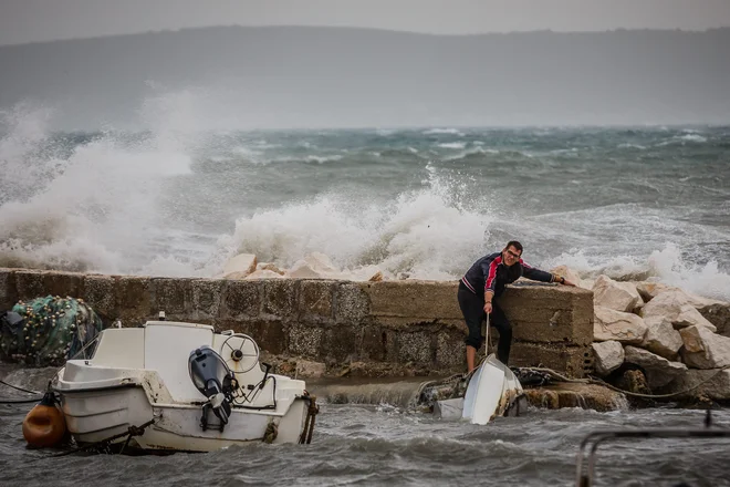 Hudo neurje z močnim vetrom, visokimi valovi in poplavami je povzročalo težave tudi ob hrvaški obali.<br />
Foto Zvonimir Barišin/Cropix