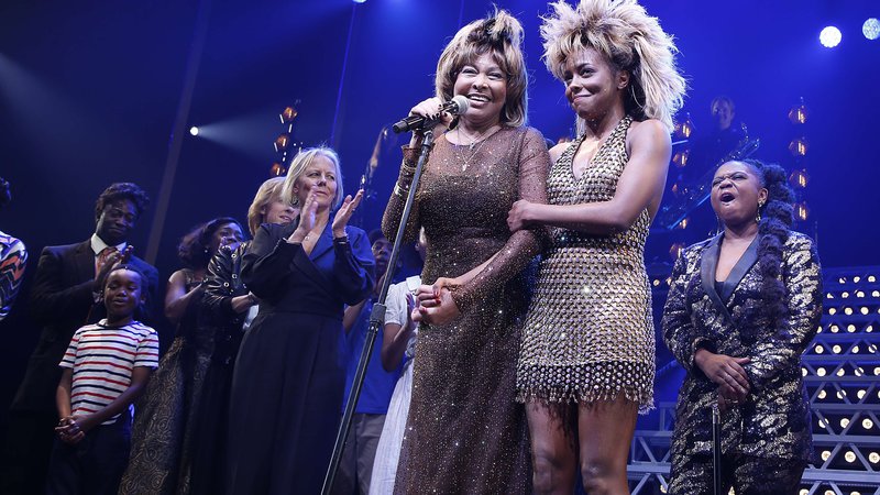 Fotografija: Tina Turner (na fotografiji levo) in Adrienne Warren (desno), ki jo igra v muzikalu Tina – The Tina Turner Musical, na premieri prejšnji teden. FOTO: AFP