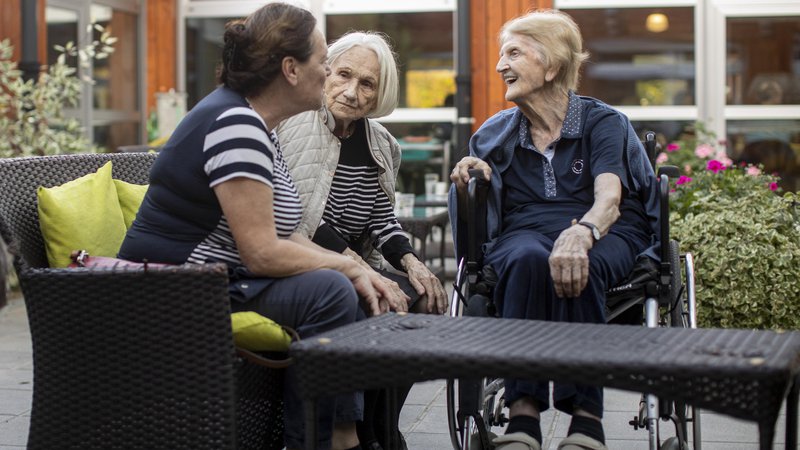Fotografija: V družbi se prepletajo življenja starejših in  novih generacij. Foto Voranc Vogel