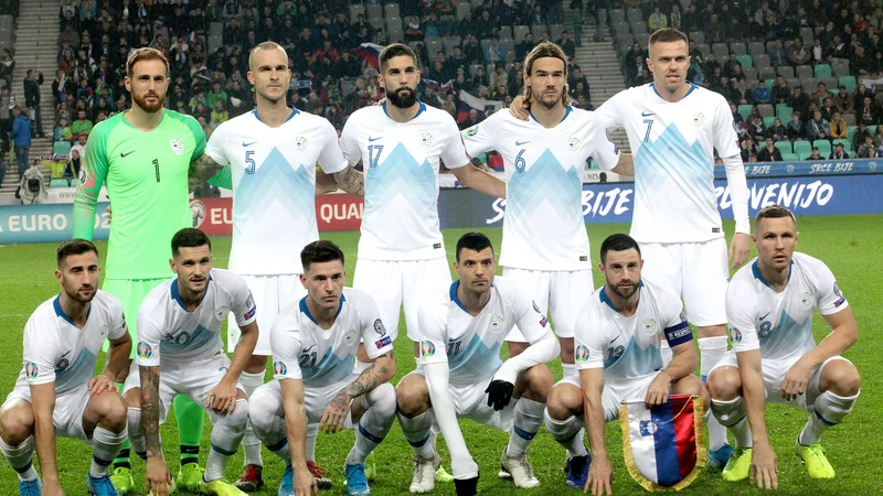 Fotografija: Slovenci so pritekli nad Latvijo v naslednji zasedbi: Oblak, Struna, Mevlja, Krhin, Iličić (zgoraj), Šporar, Stojanović, Verbič, Vučkić, Jokić, Kurtić (spodaj). FOTO: Mavric Pivk