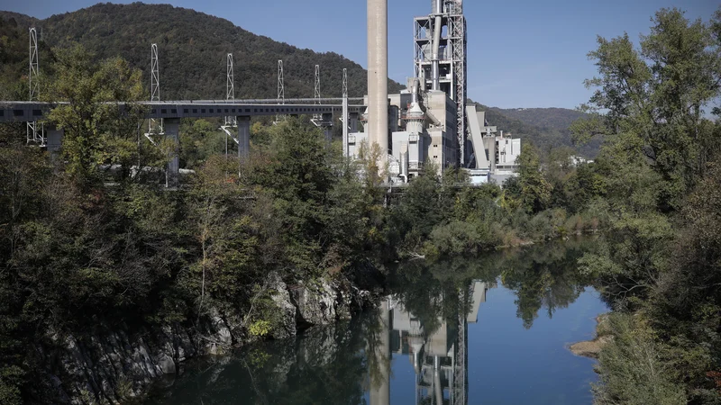 Fotografija: Cementarna Salonit Anhovo je v vlogo, naslovljeno na Arso, zapisala, da več odpadkov ne pomeni tudi več emisij v ozračje. Foto Uroš Hočevar