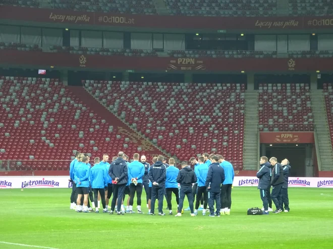 Matjaž Kek je sinoči nagovoril reprezentante na štadionu v Varšavi. Foto J. S.