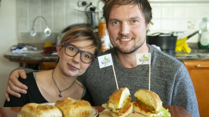 Fotografija: Kaja Babič in Gašper Peresciutti ter njuna veganski burger in burek. »Naravne surovine so omejene, zato je z ekološkega vidika smotrno omejiti uživanje mesa, pri tem pa bi morali vztrajati, da se živali redijo na manjših kmetijah, in to na do narave prijazen način: brez antibiotikov, z manjšim izpustom plinov …« FOTO: Jože Suhadolnik/Delo