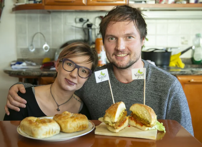 Kaja Babič in Gašper Peresciutti ter njuna veganski burger in burek. &raquo;Naravne surovine so omejene, zato je z ekološkega vidika smotrno omejiti uživanje mesa, pri tem pa bi morali vztrajati, da se živali redijo na manjših kmetijah, in to na do narave prijazen način: brez antibiotikov, z manjšim izpustom plinov &hellip;&laquo; FOTO: Jože Suhadolnik/Delo