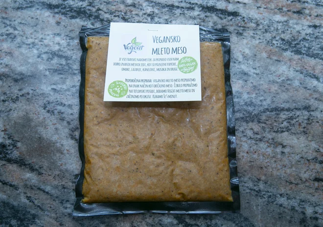 Vegansko »mleto meso« VegEat je primerno za pripravo musak, lazanj, sarm, testenin ... FOTO: Jože Suhadolnik/Delo