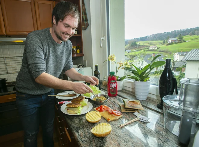 Gašper med pripravo odličnega veganskega burgerja. Pozneje smo ga preizkusili tudi doma in mesojedci so ga z veseljem pojedli. Pleskavica se je dobro izkazala tudi kot priloga k rižu oziroma krompirju. FOTO: Jože Suhadolnik/Delo