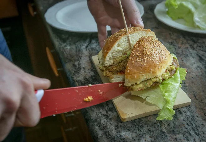 Dobro je videti, diši in tudi tekne: VegEat burger. Navdušil je tudi obiskovalce Vegafesta. FOTO: Jože Suhadolnik/Delo