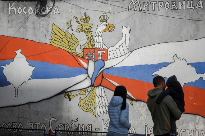 Grafit na steni Kosovske Mitrovice Foto Afp