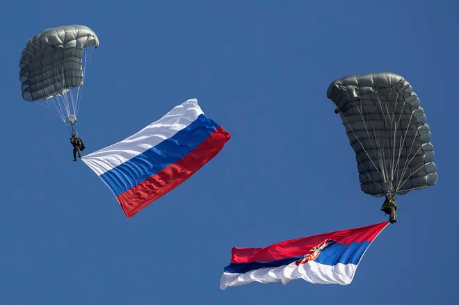 Padalca, ruska in srbska zastava&nbsp; Foto Reuters