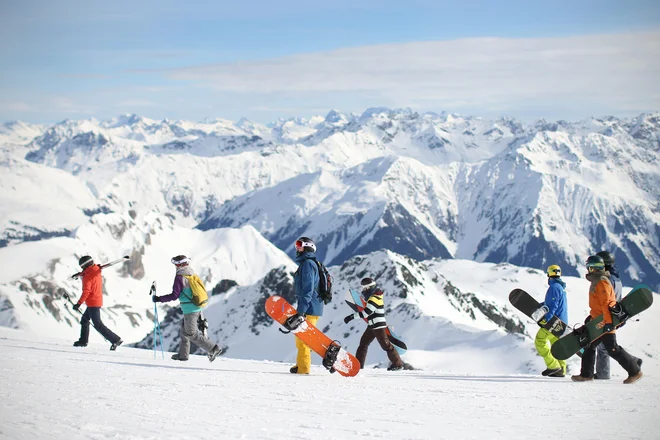 Švicarska smučišča (na fotografiji Davos) so za slovenske smučarje preveč oddaljena, so povedali v Gradturu, že po avstrijskem Söldnu se redko povprašuje ravno zaradi oddaljenosti. Foto Jure Eržen/Delo