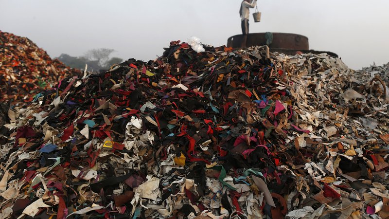 Fotografija: Na globalni ravni se reciklira manj kot odstotek tekstila. FOTO: Reuters