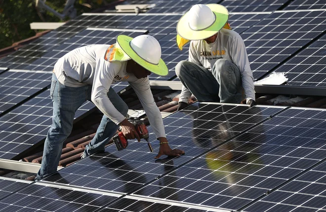 Avtorji kompetentno ugotavljajo, da je zanašanje na proizvodnjo električne energije iz obnovljivih virov iluzija. Foto AFP