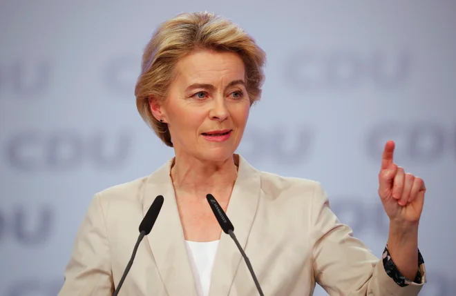 Ursula von der Leyen ima kot mati sedmih otrok gotovo občutek za realnost. FOTO: Hannibal Hanschke/Reuters