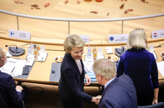 Izvoljena predsednica evropske komisije Ursula von der Leyen in britanski premier Boris Johnson med oktobrskim vrhom EU v Bruslju. FOTO: Pool New/Reuters