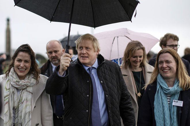 Britanski premier in vodja konservativcev Boris Johnson z volilci in strankinimi kandidati v Plymouthu na jugozahodu Anglije. Foto: Dan Kitwood/Afp