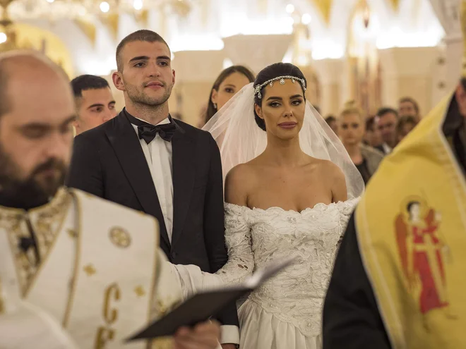 &nbsp;Iz hrama svetega Save sta odšla mladoporočenca v hotel Hayatt Regancy na civilno poroko in svatbo. FOTO: Promo Alo