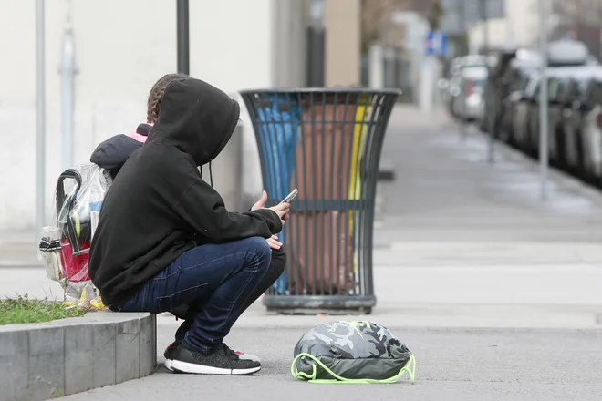 Pametni telefon kot darilo otroku - da ali ne? FOTO: Marko Feist