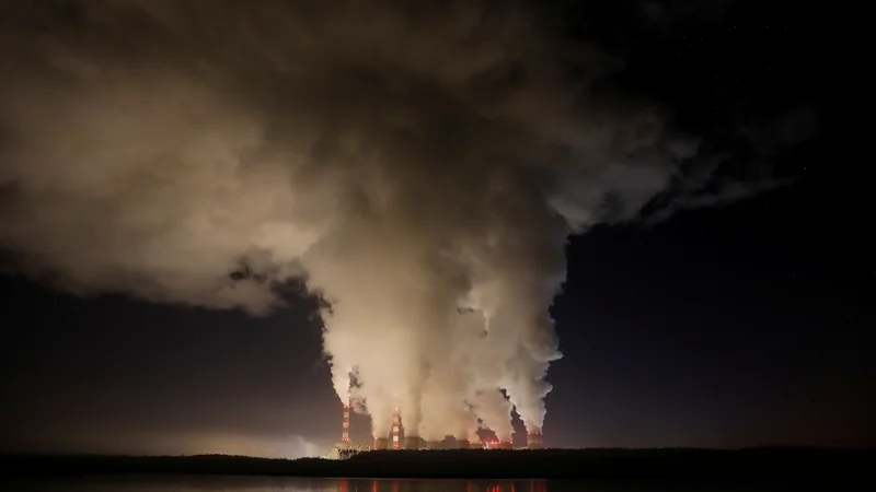 Fotografija: Po opozorilih znanstvenikov bi morale države svoje zaveze povečati, da bi se svetovne emisije med letoma 2020 in 2030 znižale za 7,6 odstotka na leto.
FOTO: Reuters