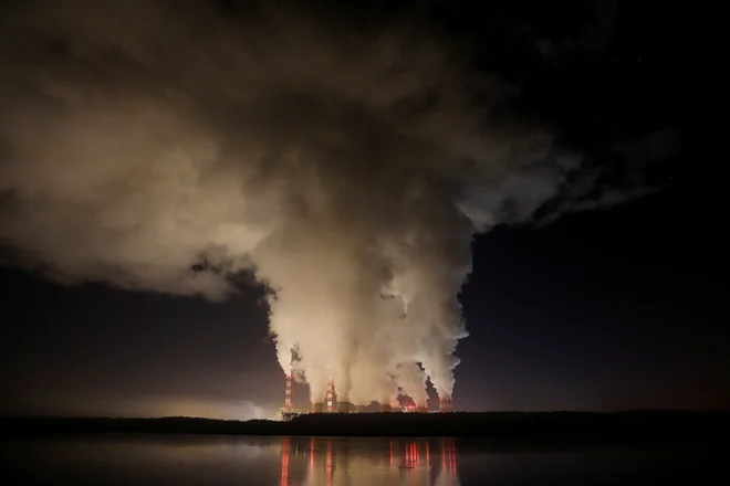 Po opozorilih znanstvenikov bi morale države svoje zaveze povečati, da bi se svetovne emisije med letoma 2020 in 2030 znižale za 7,6 odstotka na leto.<br />
FOTO: Reuters