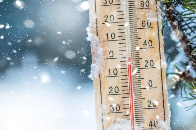 Če se padec temperature stopnjuje, se lahko začne nižati tudi temperatura v mišicah, zato je ogrevanje pred vsakršno športno aktivnostjo na mrazu nujno. FOTO: Shutterstock
