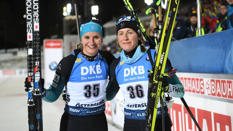 Fotografija: Julia Simon (levo) in Justine Braisaz sta se veselili francoskega uspeha. FOTO: AFP