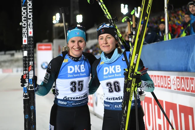 Julia Simon (levo) in Justine Braisaz sta se veselili francoskega uspeha. FOTO: AFP