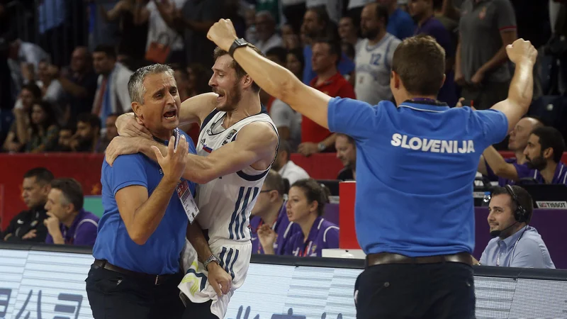 Fotografija: Srb Igor Kokoškov je proslavil epski uspeh slovenskih košarkarjev v objemu Gorana Dragića. FOTO: Blaž Samec