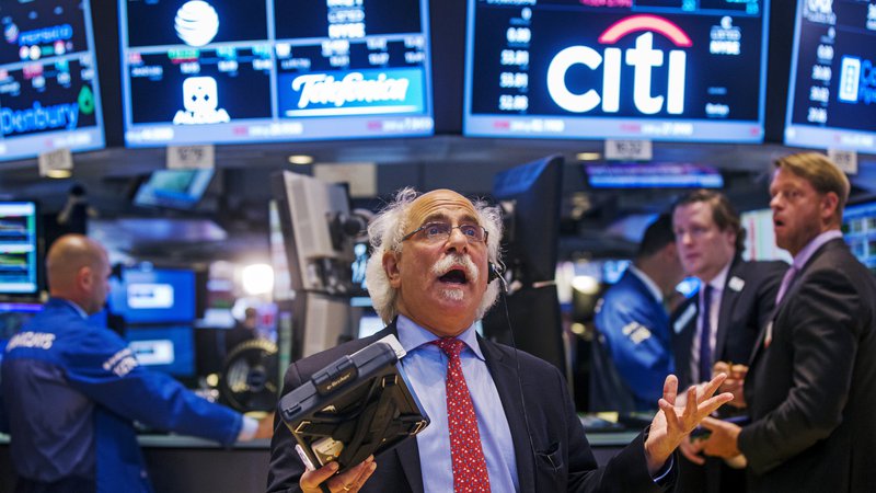 Fotografija: Osupli svetovni finančni trgi so se na ponovno rožljanje s carinami seveda še enkrat odzvali s padcem delniških tečajev, indeks Dow Jones z Wall Streeta je takoj zdrsnil za poldrugi odstotek. Foto: Reuters