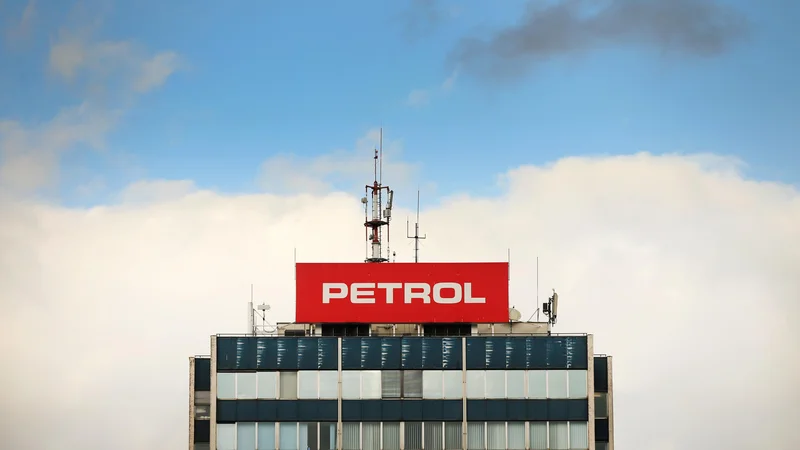 Fotografija: Nekateri sogovorniki ocenjujejo, da so obrestne mere obveznic, ki jih izdajajo državne družbe, precej visoke. Za več kot sto milijonov evrov jih je nameraval izdati tudi Petrol. FOTO: Jure Eržen