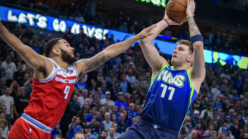 Fotografija: Prekršek ali ne? Pri zadnjem metu Luke Dončića se je Sacramentov branilec Cory Joseph dotaknil roke Dallasovega zvezdnika. FOTO: USA Today Sports