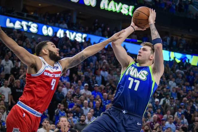 Prekršek ali ne? Pri zadnjem metu Luke Dončića se je Sacramentov branilec Cory Joseph dotaknil roke Dallasovega zvezdnika. FOTO: USA Today Sports