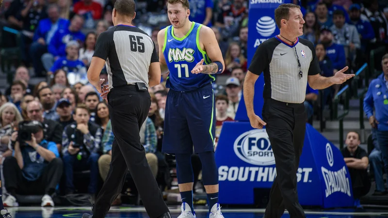 Fotografija: Luka Dončić se je v finišu dvoboja s Sacramentom komajda ognil izključitvi. FOTO: USA Today Sports