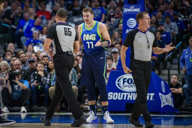 Luka Dončić se je v finišu dvoboja s Sacramentom komajda ognil izključitvi. FOTO: USA Today Sports