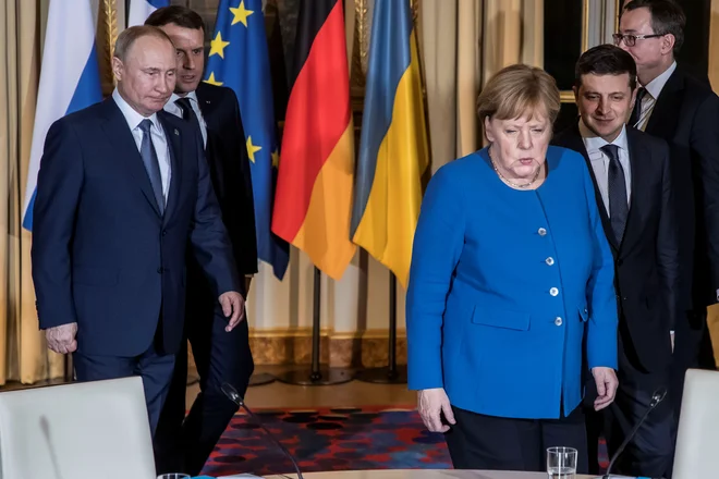 Srečanja v Elizejski palači se je udeležila tudi nemška kanclerka Angela Merkel. Foto Christophe Petit / Reuters