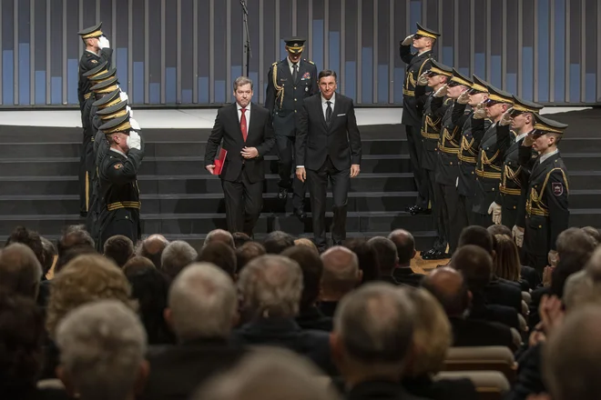 V Cankarjevem domu so počastili 100. obletnico ustanovitve ljubljanske univerze. Ob tej priložnosti ji je predsednik republike Borut Pahor podelil red za izredne zasluge, ki ga je sprejel rektor dr. Igor Papič.&nbsp; FOTO: Voranc Vogel/Delo