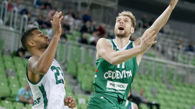 Fotografija: Jaka Blažič se bo v Nanterru vnovič srečal z nekdanjim Olimpijinim adutom Devinom Oliverjem (levo). FOTO: Roman Šipić