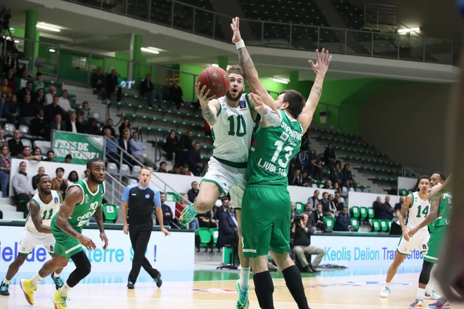 Isaia Cordinier je bil v prvem polčasu nerešljiva uganka za obrambo Ljubljančanov. FOTO: Eurocup