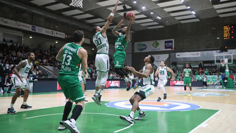 Ryan Boatright (z žogo) je veliko poskušal, a ni mogel prinesti uspeha Cedeviti Olimpiji. FOTO: Eurocup