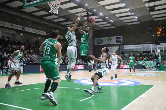 Ryan Boatright (z žogo) je veliko poskušal, a ni mogel prinesti uspeha Cedeviti Olimpiji. FOTO: Eurocup