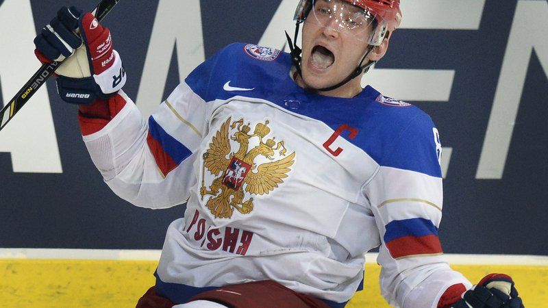Fotografija: Vodilni športni zvezd­nik Rusije je danes hokejist Alek­sandr Ovečkin. Je član Washingtona, in ko je pred dnevi prišla na dan novica o novih sankcijah za ruski šport, je ameriškim novinarjem govoril, da razsodba ni za vse pravična. FOTO: AFP