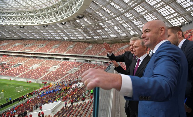 Vladimir Putin v družbi Giannija Infantina, predsed­nika Mednarodne nogometne zveze, ni skrival ponosa ob mundialu v domovini. FOTO: Reuters