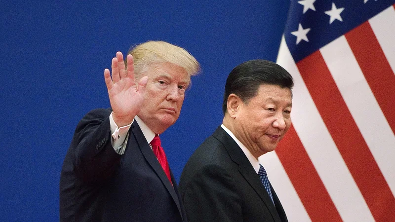 Fotografija: (FILES) This file picture taken on November 9, 2017 shows US President Donald Trump (L) and China's President Xi Jinping leaving a business leaders event at the Great Hall of the People in Beijing. - President Donald Trump on October 11, 2019, hailed breakthrough in his drawn-out trade war with China, saying the two sides had reached an initial deal. At the White House, Trump told reporters the two sides had "come to a very substantial phase one deal." (Photo by Nicolas ASFOURI / AFP) Foto Nicolas Asfouri Afp
