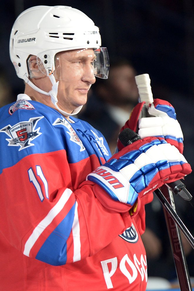 Ruski predsednik se je nekoč ukvarjal z judom, a kot pravi športnik je uspešen tudi v hokejski opremi. FOTO: AFP