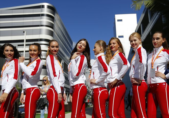 Po olimpijskih igrah so v Sočiju pripravili dirko formule 1, na katero so vabila tudi brhka ruska dekleta. FOTO: Reuters