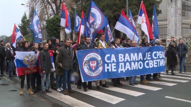 Fotografija: Na tisoče ljudi že štiri dni protestira v Črni Gori, Srbiji in BiH proti podržavljanju premoženja verskih skupnosti v Črni Gori.