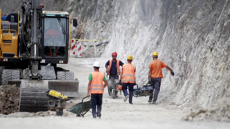 Fotografija: Zaradi zmanjšanja denarja za državne ceste letos in prihodnje leto bo zmanjšan obseg obnov vozišč. FOTO: Leon Vidic/Delo